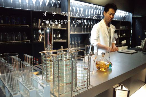 【吃美食】用烧杯喝调酒日本实验室酒吧超违和
