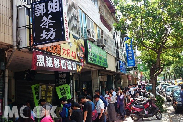 超人气台南郭姐茶坊百人围店朝圣轰动台中