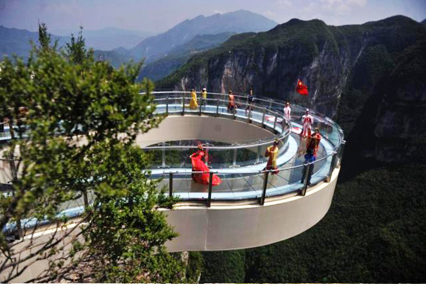 世界最长天空廊桥启用漫步云端超体验