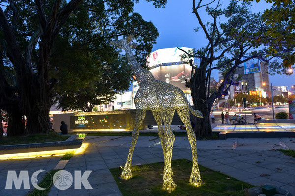 城市光廊风华再现！打造3D地景发光长颈鹿