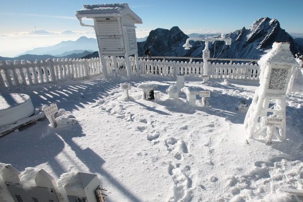玉山下雪了！寒流来袭降雪遇静山期