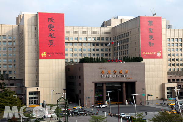 新年到！台北市政府巨型春联拜早年