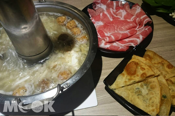 【吃美食】内湖新励进！酸菜白肉锅吃到饱