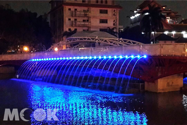 高雄夜景新亮点！金狮湖桥亮丽登场
