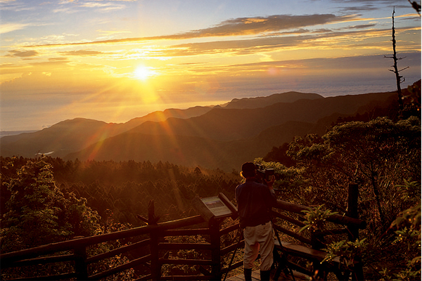 太平山迎2015曙光!云海层叠宛如仙境