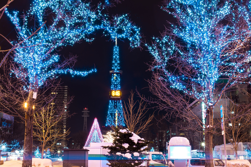 日本札幌浪漫圣诞白色灯树冰雪节缤纷亮灯！