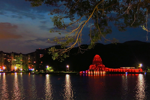 碧湖织屋！内湖夜景色彩变幻迷人
