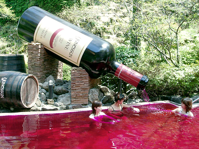 酒池肉林？箱根最特别红酒温泉！
