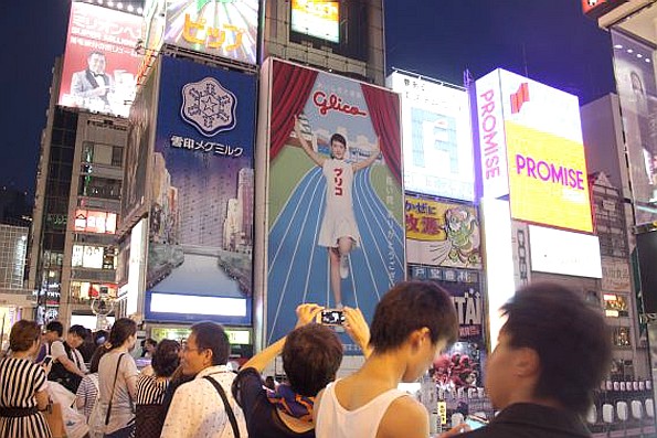 大阪“期间限定”固力果看板绫濑遥代跑