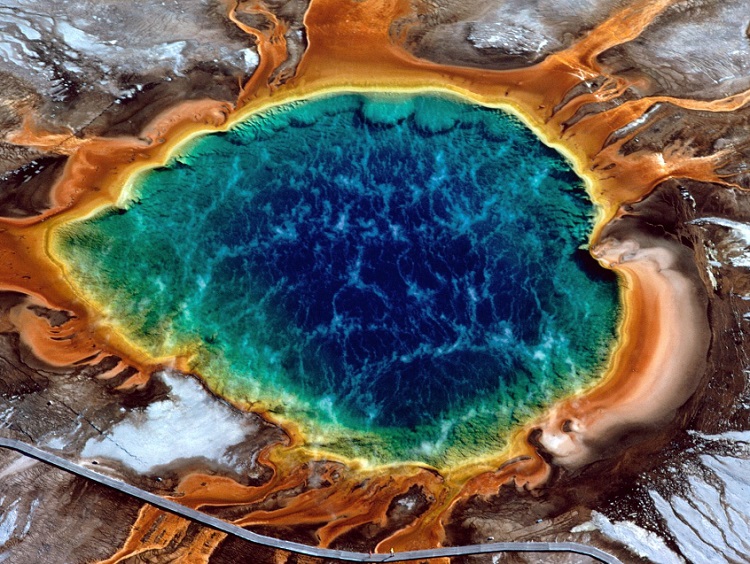 俯瞰地面的彩虹美国大棱镜温泉