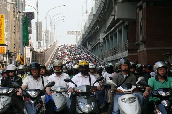 台北桥“机车瀑布”日本人也惊奇的台湾限定景点