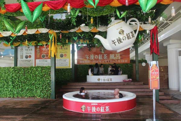 午后的红茶结合温泉成功创造泡汤话题