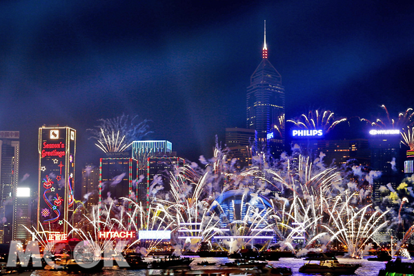 香港跨年汇演历年最大六层烟火照亮维港天际线