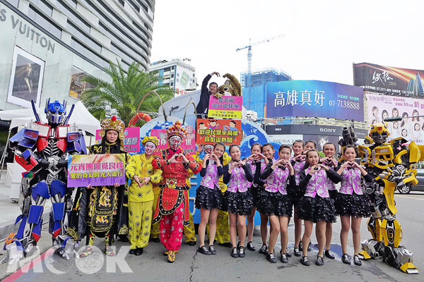 高雄灯会千人花车嘉年华爱河烟火秀元宵绽放