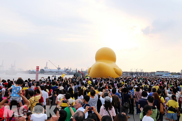 黄色小鸭挥别高雄26日游进桃园