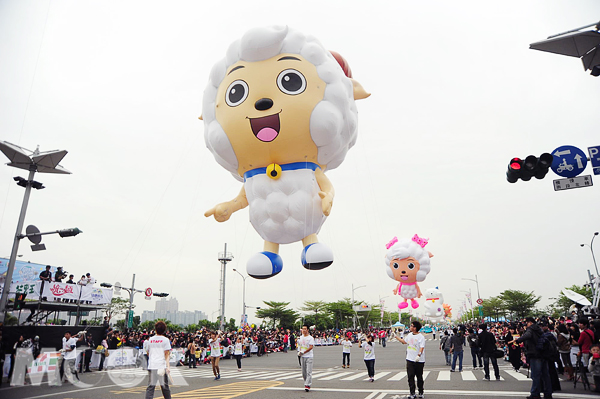 喜羊羊再牵灰太郎梦时代大气球游行周末登场