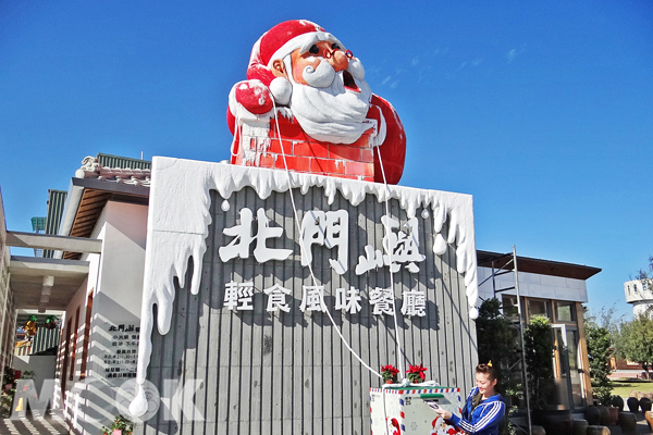 台南北门白色圣诞节全台最“咸”圣诞老公公
