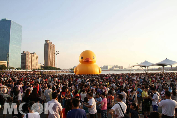 黄色小鸭登场逾35万人次高雄朝圣