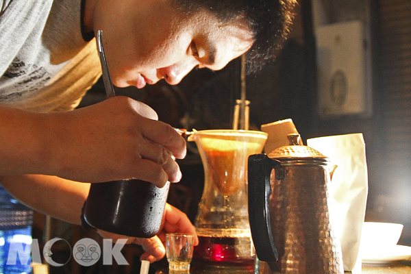 手冲一杯忠信市场咖啡清香发现人情味自在角落