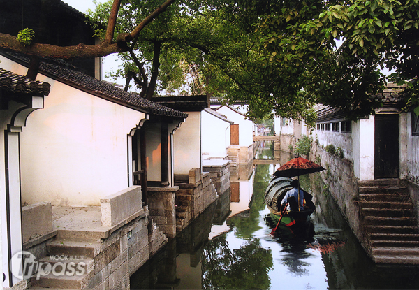 粉墙、黛瓦、水岸人家乘乌篷船忆绍兴古城风貌