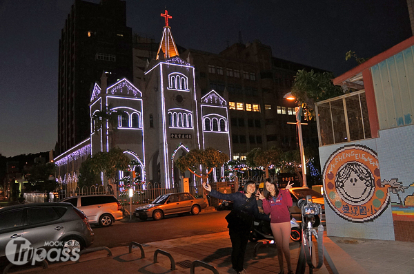 漫游高雄新亮点盐埕教会圣诞灯饰超抢眼