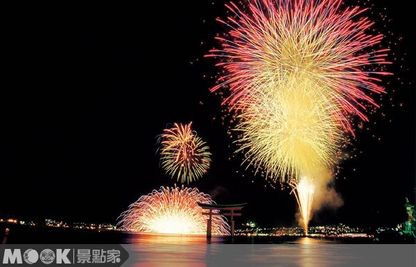 日本盛夏祭典又一发！水中花火照亮世遗宫岛夜空
