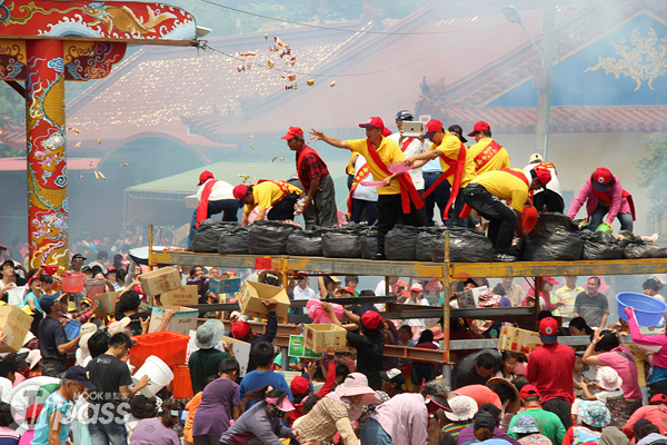 琉球迎王平安祭进水典礼5千斤糖果从天而降