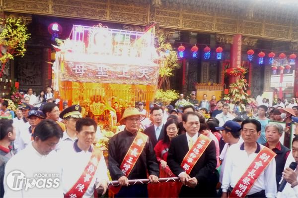 鹿耳门圣母庙绕境11辖境文武阵头展身手