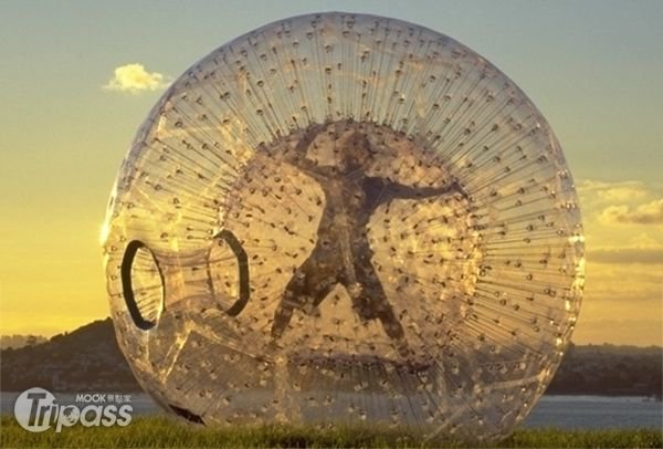 到关岛体验云霄飞车加滑水道的Zorb快感