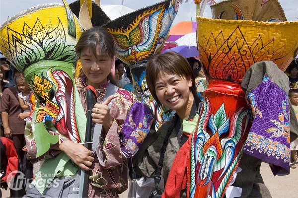 见泰国鬼很好玩？雷府鬼脸节群鬼上街头恶作剧