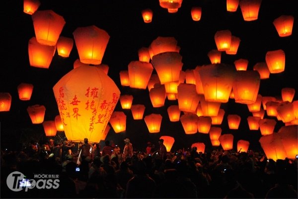 放天灯、游灯会、炸蜂炮周末开始全台接力闹元宵