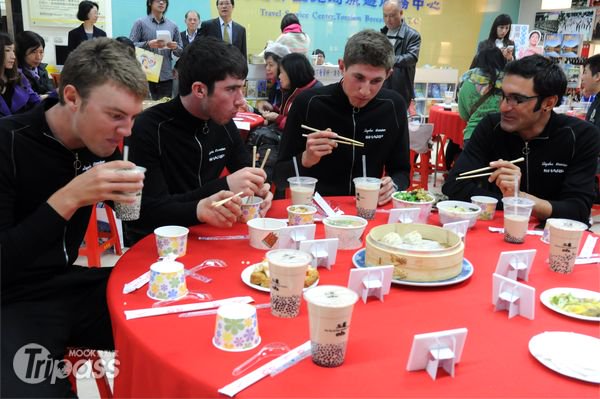 自由车环台公路大赛周六开跑选手赛前赶尝台湾美食