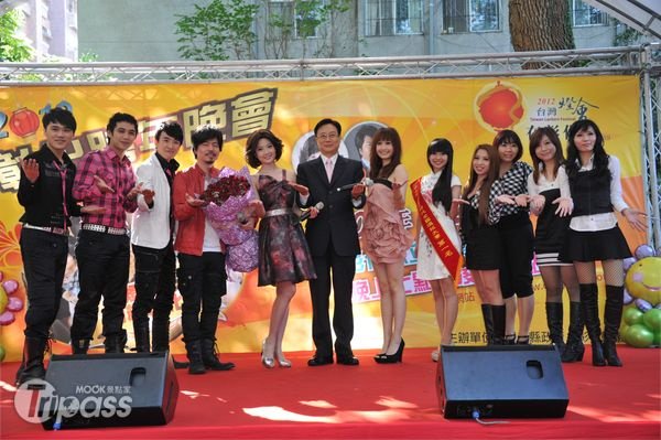 浪漫彰化跨年夜现场送新人99朵玫瑰