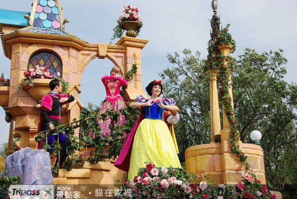 迎接暑假，东京迪士尼飞天魔毯开幕