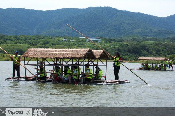 重回50年前景像，台东大坡池赛竹筏