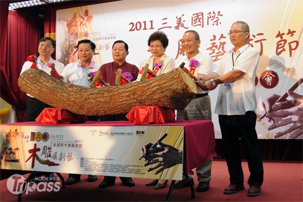 三义木雕艺术节吸引八国争艳