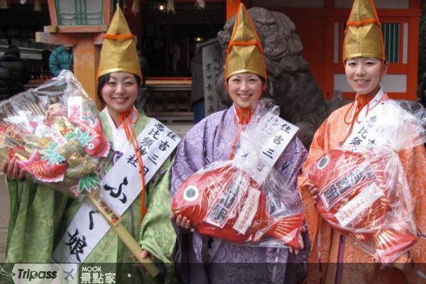 福冈新年参拜，热闹祈福“夺球祭”
