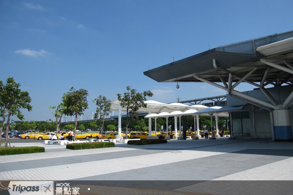 搭高铁乘坐接驳车泡温泉去