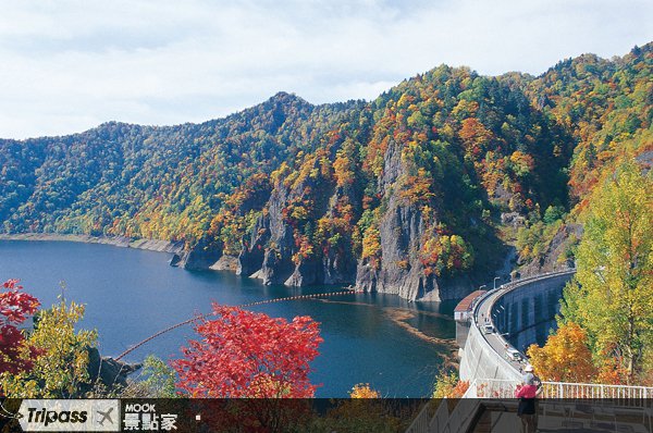 北海道冬季大赏，支笏湖泡汤看冰涛