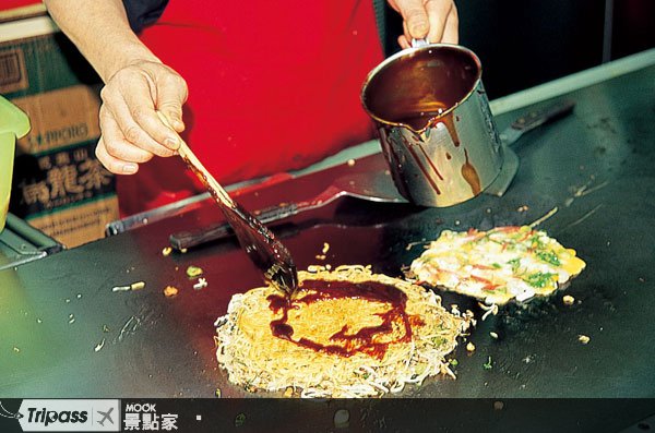 大口吃铁板料理，用铁铲把广岛烧送进嘴里