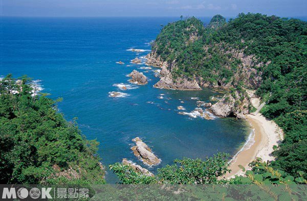 海浪与传说孕育的奇岩峭壁::日本中国地区::鸟取县浦富海岸