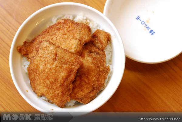 品尝元老级酱汁猪排N<，大口吃北陆美味