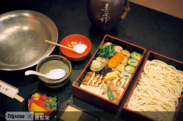 大阪乌冬面温暖心头，老字号美美卯料理非凡