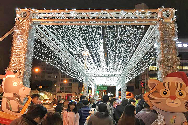 近300摊超好逛！夜市新景点藏浪漫灯海