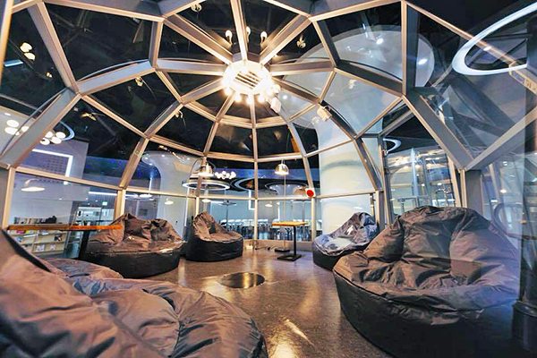 在梦幻玻璃屋内阅读全台首见星空图书馆