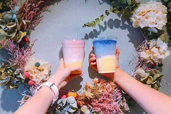 樱花系手摇杯应景必拍五大粉色渐层饮料店