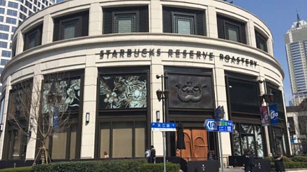 参观世界上最大的Starbucks，影像纪录这间有半个足球场大小的分店