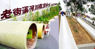 到桃园别错过！老街旁彩色水管溜滑梯