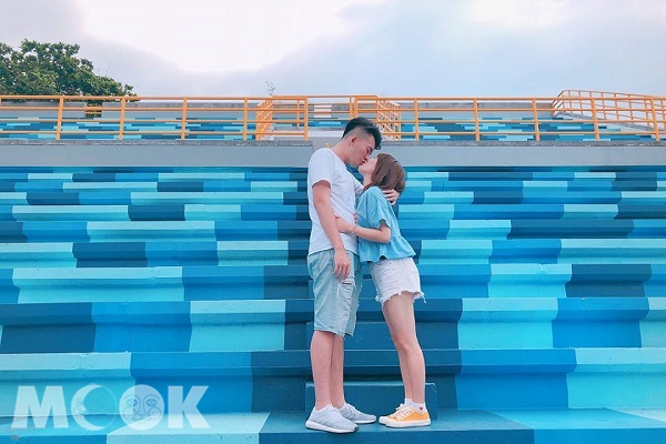 公园藏打卡热点！海洋风彩绘阶梯好好拍