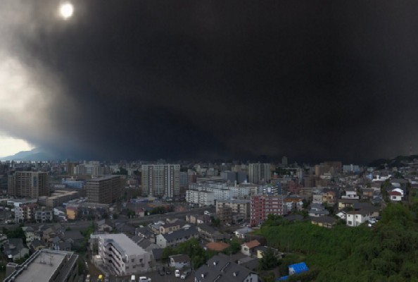 鹿儿岛樱岛火山大喷发4700米火山灰覆盖天空转黑
